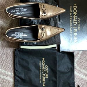 Donald J Pliner kitten heel pumps. Size 8N New!